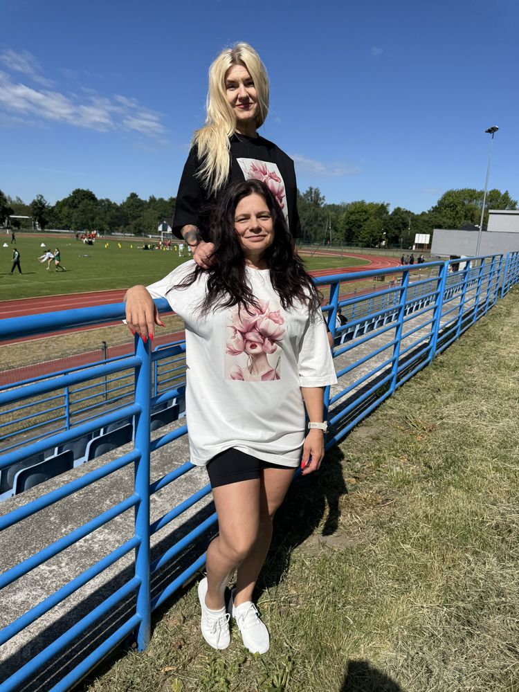 T-shirt Głowa w kwiatach - biała koszulka (różowy nadruk)