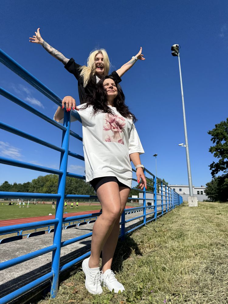 T-shirt Głowa w kwiatach - biała koszulka (różowy nadruk)