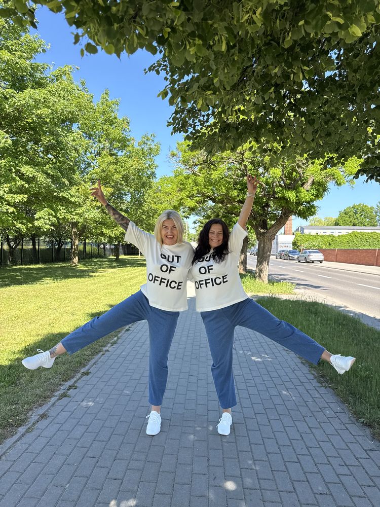 Spodnie z imitacji jeansu z naszywką z tyłu z gumką w pasie - jasny denim